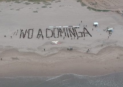 (VIDEO) Manifestantes contra proyecto minero Dominga formaron letras humanas en protesta