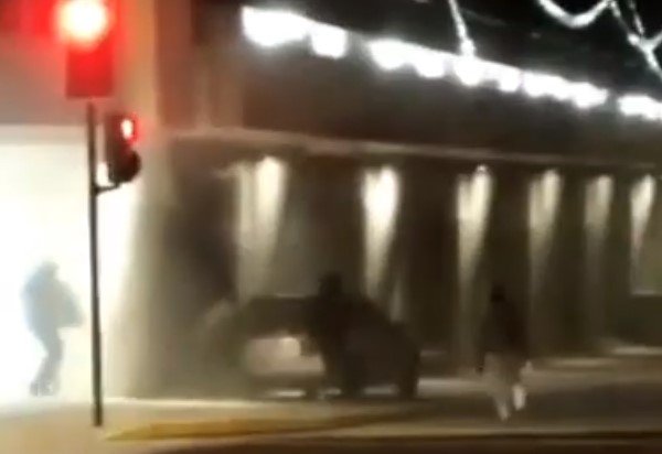 (VIDEO) Delincuentes queman vehículo con el que robaron en Mall de Coquimbo