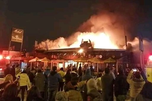 (VIDEO) Un bombero lesionados luego de incendio en Timber House de Avenida del Mar