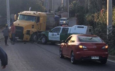 (VIDEO) Accidente entre camión y patrulla de carabineros en El Trapiche
