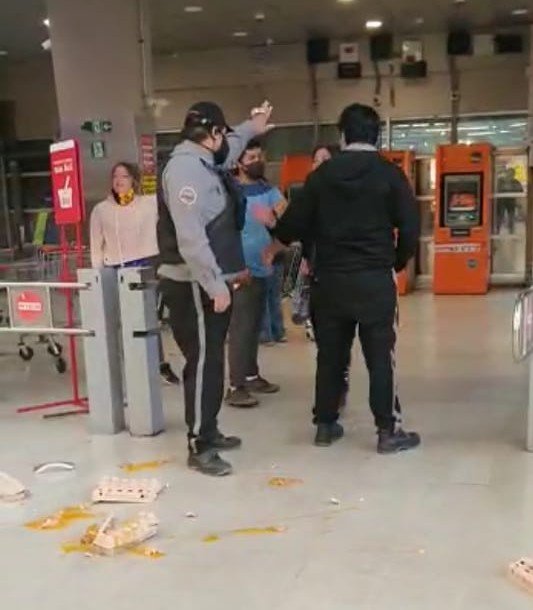 (VIDEO) Bandas de “Mecheros” amenazan a guardias de seguridad de supermercados de la conurbación.