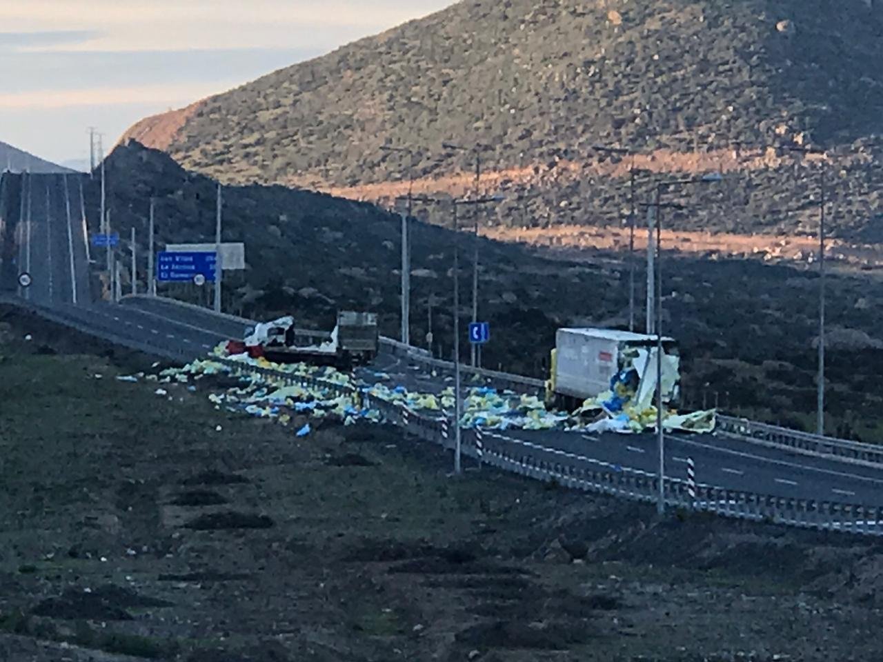 Camión con residuos de exámenes Covid-19 choca y vuelca en La Serena