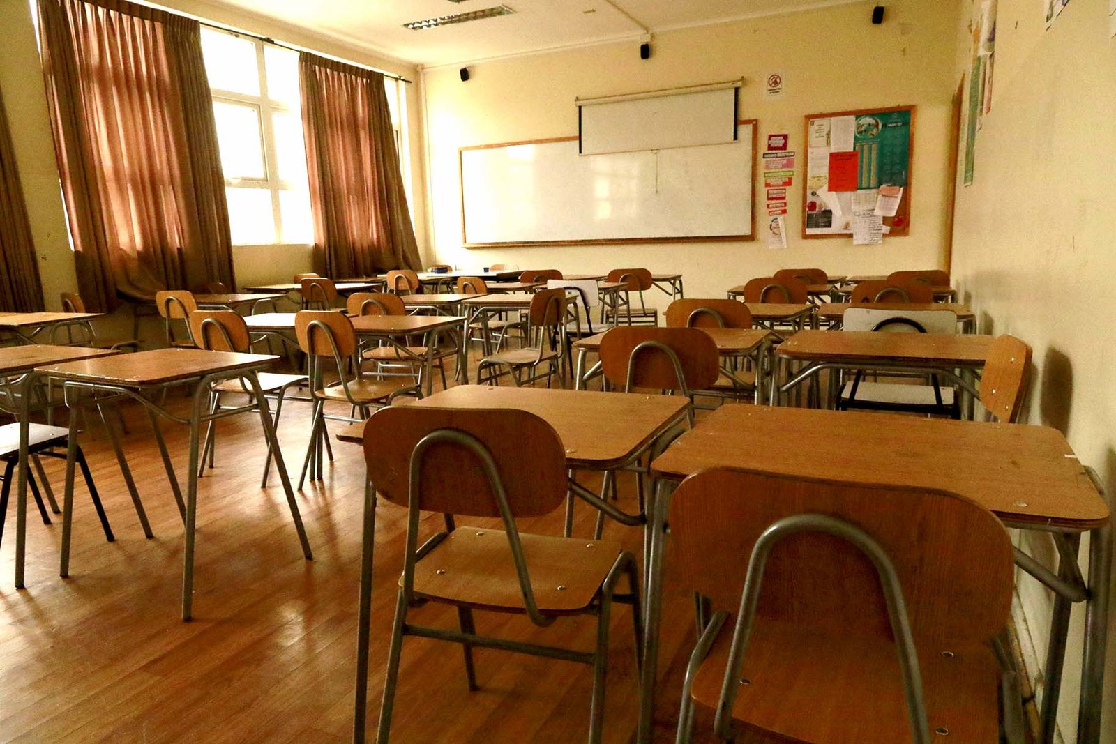 A tres días del inicio del año escolar, cuatro colegios de la región vuelven a clases on line por casos de Covid
