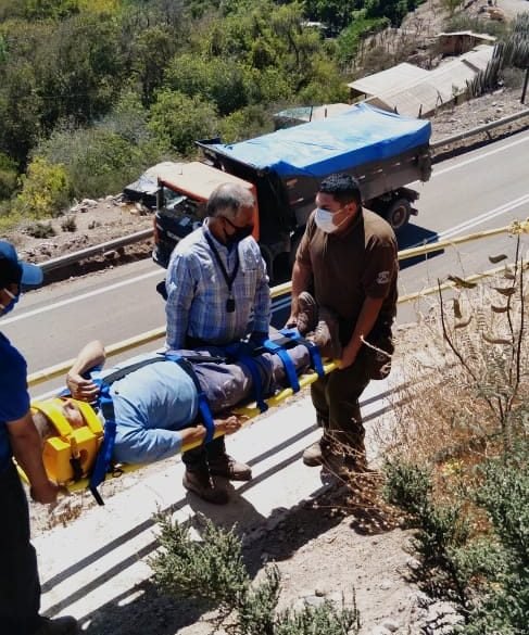 Carabineros de frontera rescataron a adulto mayor desde barranco en Río Hurtado