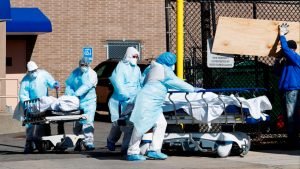 Nueva York plantea "entierros temporales" en parques ante morgues desbordadas