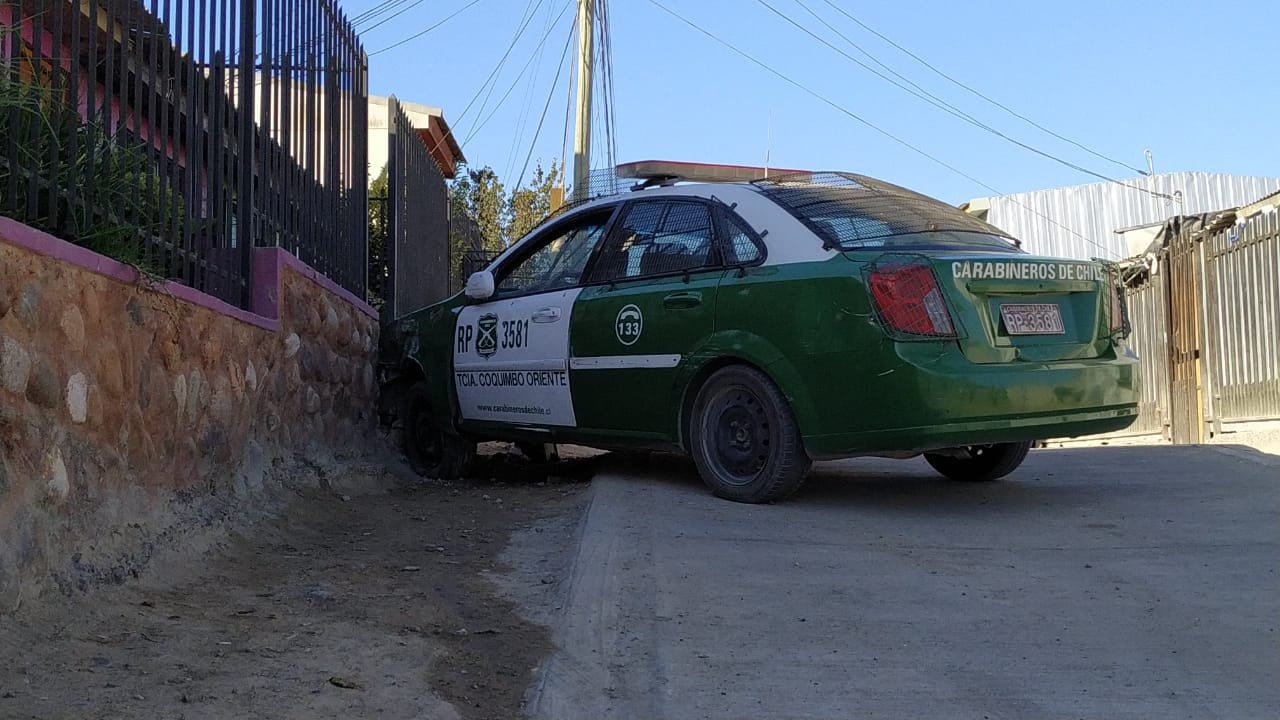 En Coquimbo un sujeto escapó de carabineros a bordo de un radiopatrulla que terminó chocando