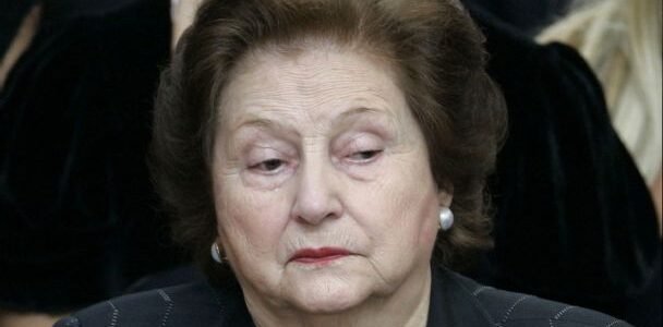 Viuda de Pinochet, Lucía Hiriart, fue internada en el Hospital Militar