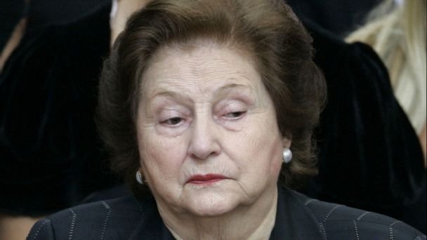 Viuda de Pinochet, Lucía Hiriart, fue internada en el Hospital Militar