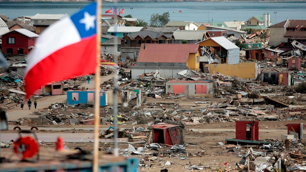 otografía-de-archivo-del-4-de-marzo-de-2010-que-muestra-una-bandera-chilena-en-Dichato-a-unos-40-kilómetros-de-Concepción-Chile