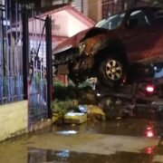 Preocupación entre vecinos de La Cantera por intentos de portonazos, accidentes de tránsito contra viviendas y la falta de señalética