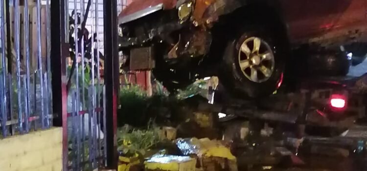 Preocupación entre vecinos de La Cantera por intentos de portonazos, accidentes de tránsito contra viviendas y la falta de señalética