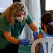 Experta aclara dudas sobre la vacunación contra el Covid-19 en menores desde los seis años