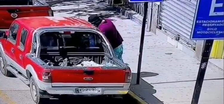 (Vídeo) Detienen a sujeto con amplio prontuario que intentaba abrir un auto en Ovalle