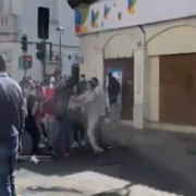 (VIDEO) Comerciantes ambulantes pelean en pleno centro de La Serena