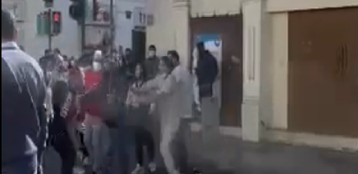 (VIDEO) Comerciantes ambulantes pelean en pleno centro de La Serena
