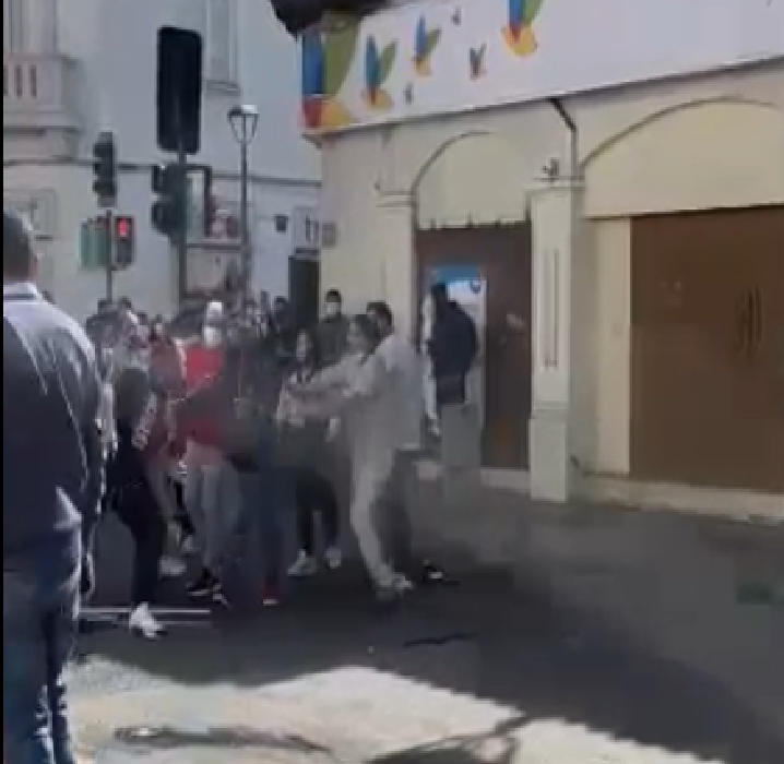 pelea comerciantes ambulantes