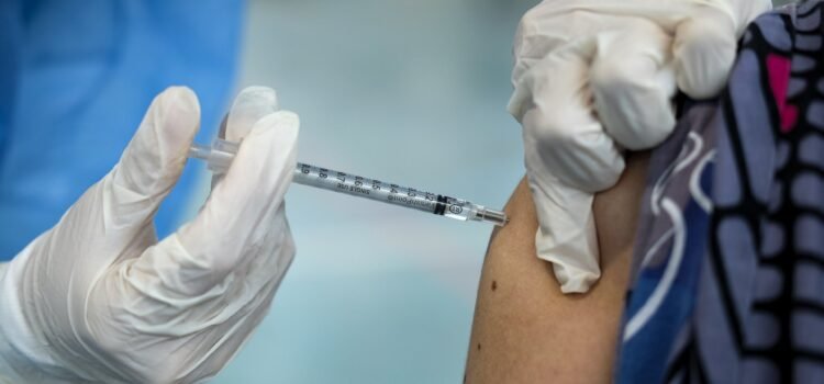 Gobierno prevé administrar una dosis de refuerzo anual contra el coronavirus