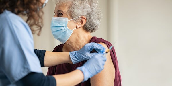 Mayores de 55 años deberán tener la dosis de refuerzo para usar Pase de Movilidad