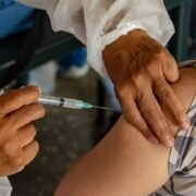 Covid-19: Personas no vacunadas se contagian siete veces más que los que recibieron dosis de refuerzo