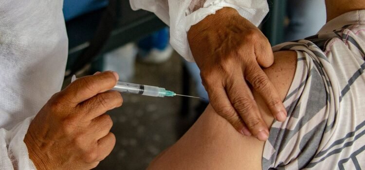 Covid-19: Personas no vacunadas se contagian siete veces más que los que recibieron dosis de refuerzo