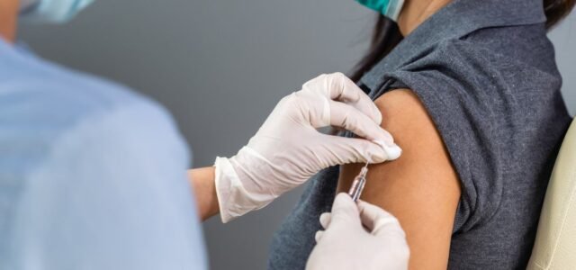 Colegio Médico: “La vacuna es necesaria, pero no es suficiente”.