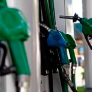 Siguen al alza: Enap confirma aumento de 6,4 pesos por litro en todos los combustibles