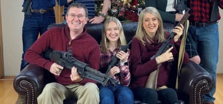 La polémica foto navideña de un congresista republicano de EE.UU. posando con armas