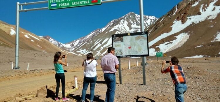 Ministro de Salud Enrique Paris anunció que no se abrirá el Paso Agua Negra por alza de casos Ómicron en Argentina y aumento de positividad en Chile