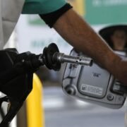 6,3 pesos por litro: Enap informó la primera alza del año en los combustibles de 93 y 97 octanos, también el diesel