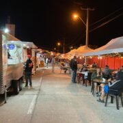 Boulevard de Food Trucks en calle Las Higueras de La Serena se convierte en la alternativa gastronómica del verano