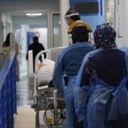 Falta de personal y saturación de urgencias por aumento de casos Ómicron preocupa a funcionarios de la salud municipal