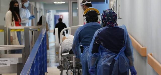 Falta de personal y saturación de urgencias por aumento de casos Ómicron preocupa a funcionarios de la salud municipal