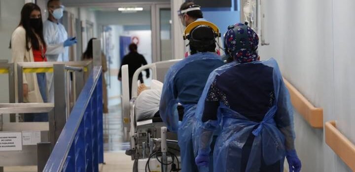 Falta de personal y saturación de urgencias por aumento de casos Ómicron preocupa a funcionarios de la salud municipal