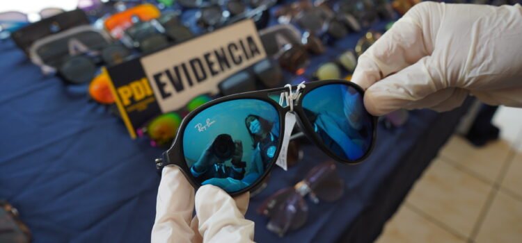 PDI incauta lentes y ropa falsificada a comerciantes ambulantes de La Serena