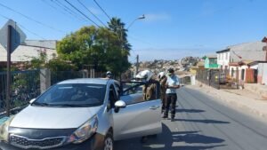dosificando droga al interior de un vehículo