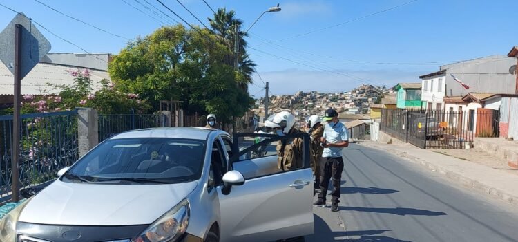Tres sujetos fueron detenidos tras ser sorprendidos dosificando droga al interior de un vehículo en el sector de la Parte Alta de Coquimbo