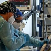 915 pacientes covid-19 hospitalizados en UCI cifra más alta desde agosto 2021