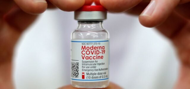 ISP aprueba uso de emergencia de la vacuna Moderna contra el Covid-19: podrá usarse desde los 12 años en adelante