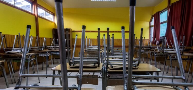 Mineduc rechaza solicitud de excepción de media jornada a 10 colegios en estado crítico por crisis hídrica en Río Hurtado