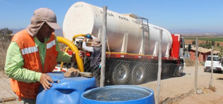 Colegios municipales de Combarbalá inician clases presenciales en su totalidad con abastecimiento de agua a través de camiones aljibe en los sectores rurales.