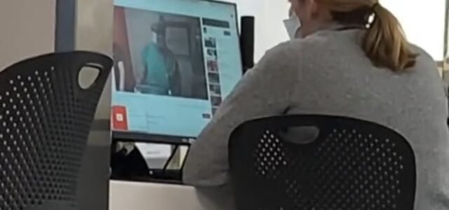 VÍDEO: Paciente descubre a doctora mirando YouTube para saber cómo la iba a operar