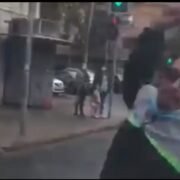 (VIDEO) Día de furia: Taxista quebró parabrisas de otro vehículo tras “topón” en Santiago centro