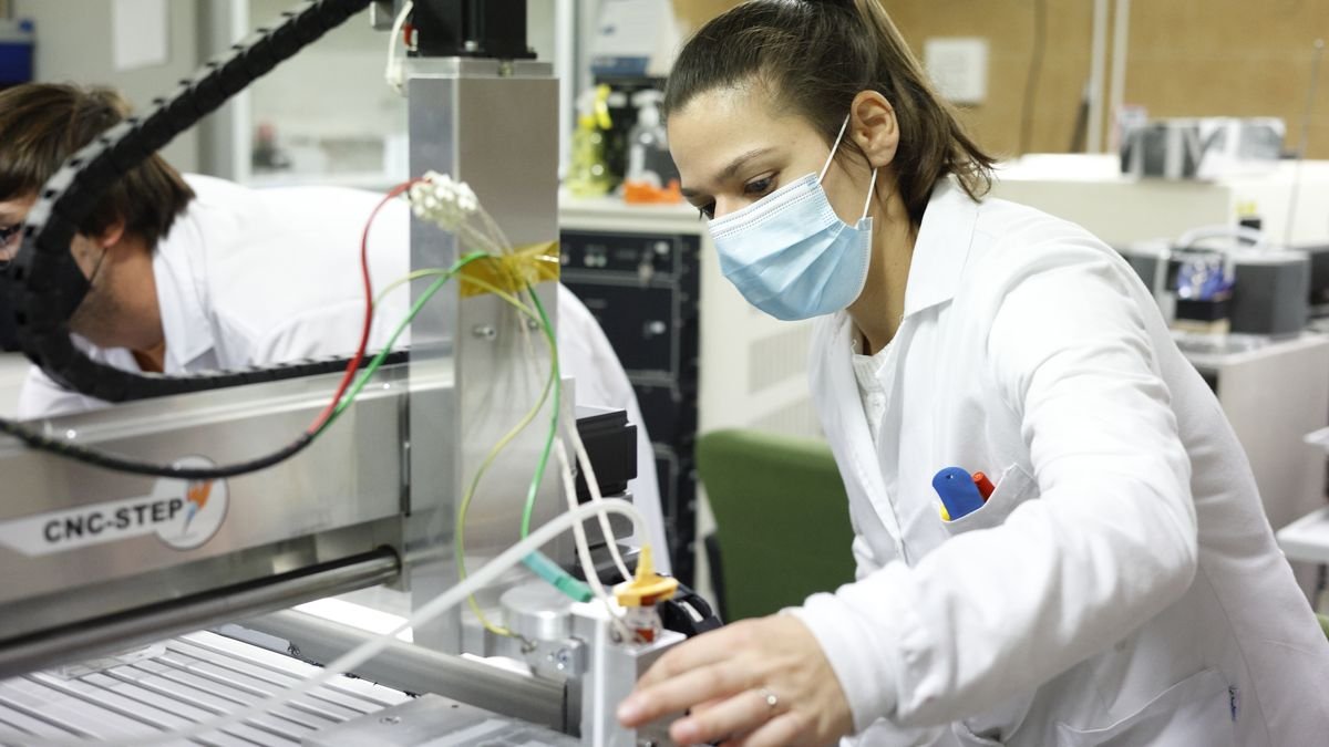 mujer_y_nina_ciencia