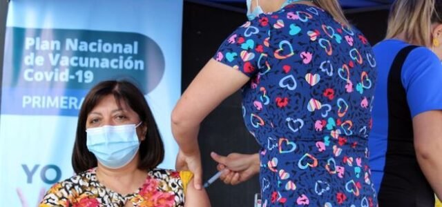 Las Seremis de Salud y Trabajo y Previsión Social visitan a empresa Construmart para reforzar los derechos de trabajadores en el marco de alerta sanitaria.