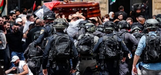 Policía israelí arremete durante funeral de periodista palestina Shireen Abu Akleh