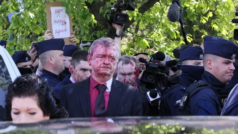VÍDEO: Atacan con pintura roja al embajador ruso en Polonia