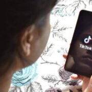 Su hija de 10 años murió haciendo un reto en TikTok y ahora demanda a la red social
