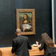 VÍDEO: Sujeto con peluca y en silla de ruedas lanzó un pastel contra la “Mona Lisa”