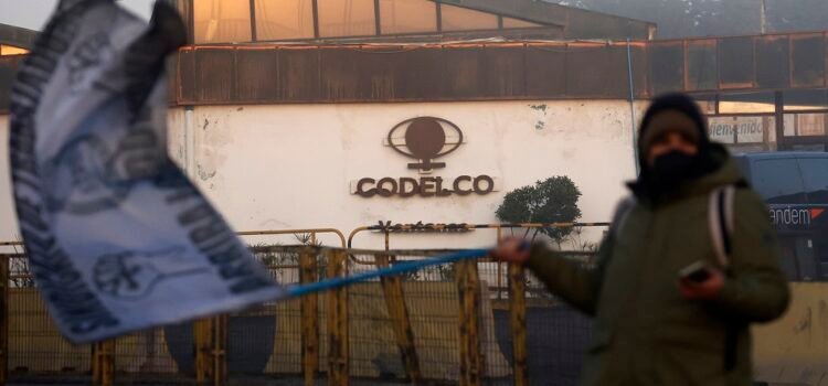 Contratistas de Codelco se suman a “paro nacional activo y solidario” tras cierre de Ventanas