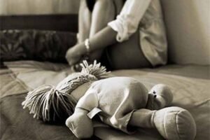 Sujeto que abusó de dos menores y almacenaba pornografía infantil deberá pasar cinco años tras las rejas